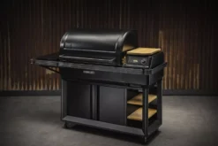Holzpelletgrill Traeger Timberline XL INT, Schwarz -Online Camping Angebote Timberline XL 2021 Hero Angled 002 10 24576