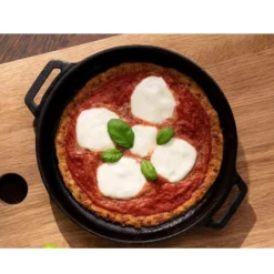 Ooni Gusseisenpfanne -Online Camping Angebote backen braten schmoren servieren ooni gusseisenpfanne mit holzservierbrett 1000 3 25104