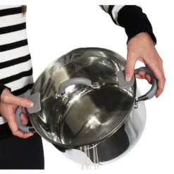 Camping-Kochtopf Eurotrail Gerona Mit Deckel, 1,5 Liter -Online Camping Angebote camping kochgeschirr eurotrail gerona induktionskochtopf 1 5 liter abgiess oeffnung sieb griffe deckel silikon schutz 1000 3 22118