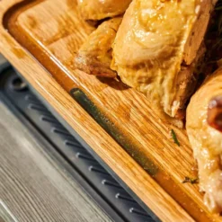 Ooni Ofenform Inklusive Schneidebrett Und Grillrost, Medium -Online Camping Angebote knuspriges haenchen zubereiten mit ooni ofenform duragrab griffe integrierte drainagekanaele zum einfangen des bratensaftes 1000 6 27312