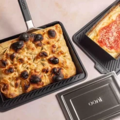 Ooni Detroit Pizzablech, Medium -Online Camping Angebote lecker teig zubereiten mit ooni pizzablech edelstahldeckel pizza backen 1000 9 27315