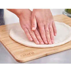 Ooni Teigdeckel Und Vorbereitungsbrett -Online Camping Angebote ooni pizza prep lid zum ausrollen von pizzateig 1000 3 25114