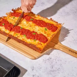 Ooni Detroit Pizzablech, Medium -Online Camping Angebote pizza klassiker aus den usa einfach zubereiten mit ooni zubehoer edelstahlpizzablech mit deckel 1000 8 27315