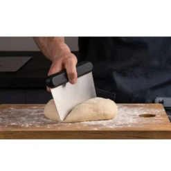 Ooni Pizza Teigschaber -Online Camping Angebote portionieren teilen glaetten ooni edelstahl teigschaber dough scraper 1000 2 25109