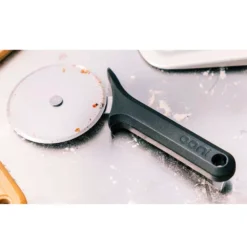 Ooni Profi-Pizzaschneider -Online Camping Angebote profi pizzaroller ooni zubehoer pizzaschneiderad 1000 2 25107