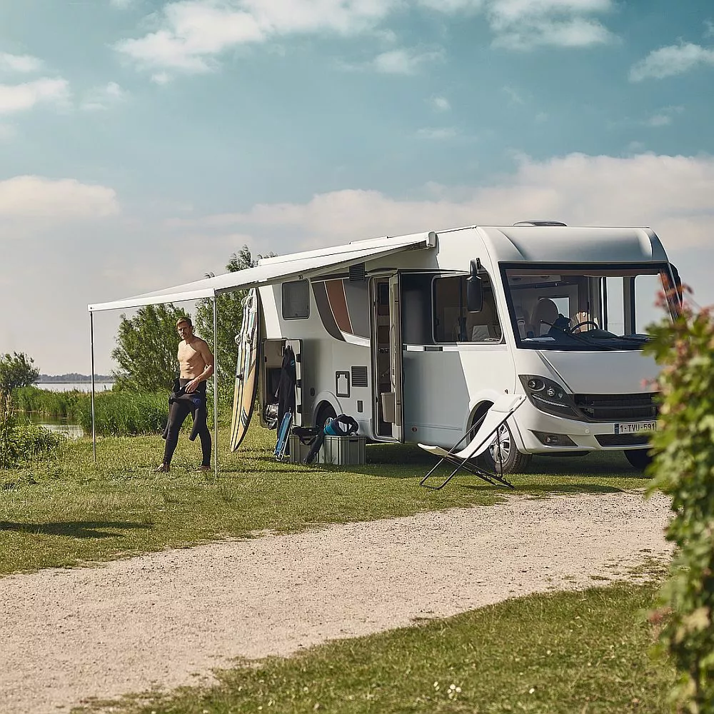 Motormarkise Thule Omnistor 8000, Tuch: Mystic-grau, Gehäuse: Weiss 4 Motormarkise Thule Omnistor 8000, Tuch: Mystic-grau, Gehäuse: Weiss – Bild 2